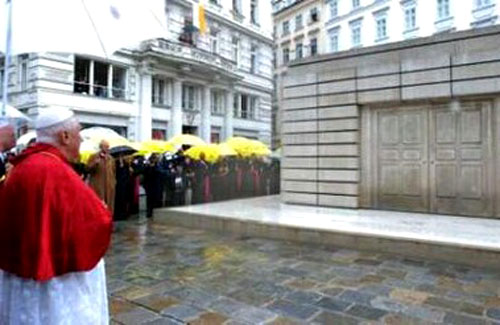 Ratzinger praying before a Jewish memorial